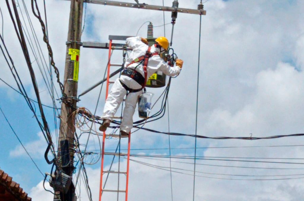 Toma de muestras de aceite dieléctrico de transformadores y subestaciones